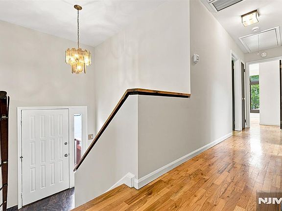 4th image of 17 Lunn Avenue