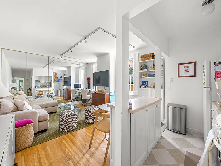 172 E 61st St #4B — Photo 3