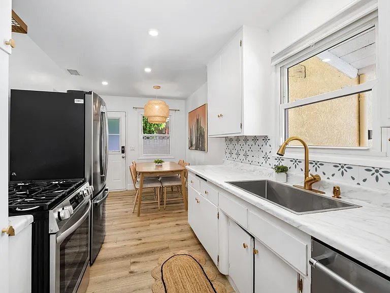 16002 Warren Ln — Photo 7