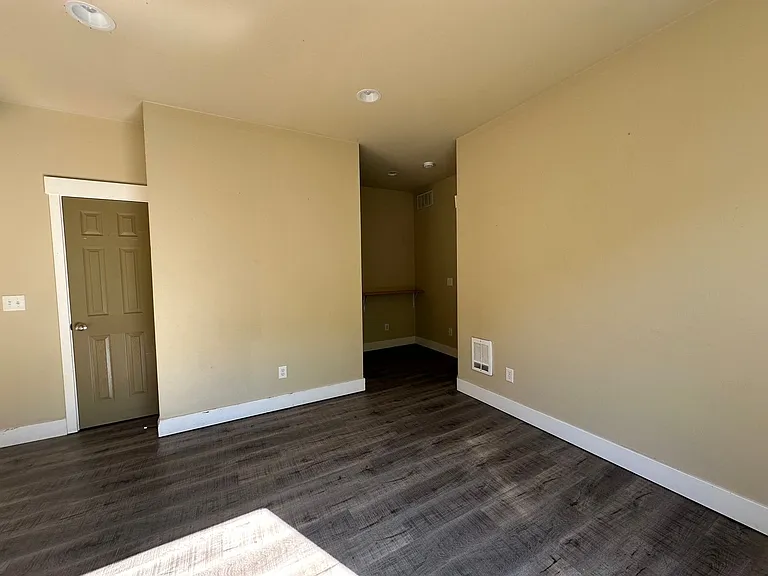 901 Gladstone St — Photo 12