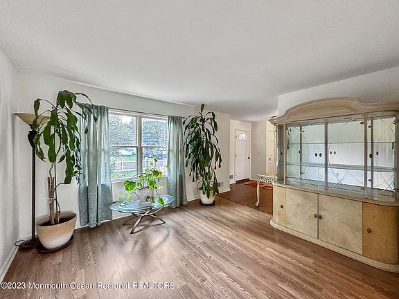 5th image of 523 Gilford Avenue