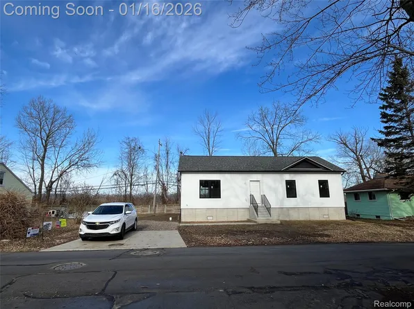 5635 Shady Ln, Newport, MI 48166