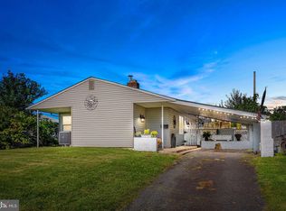 184 Farmbrook Dr, Levittown, PA 19055