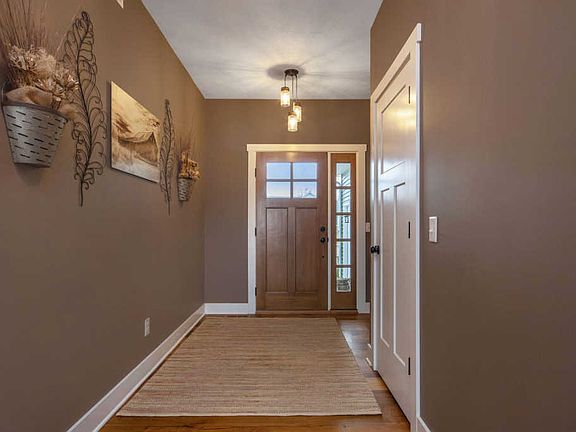3rd image of 4650 Gordonshire Dr NW