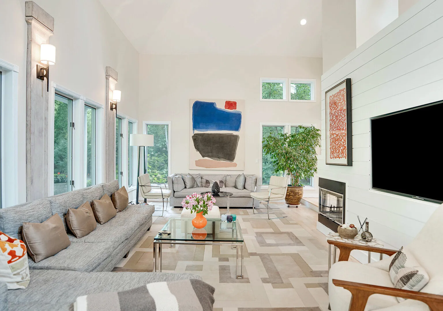 Beautiful Entertaining Areas, Easy Access to East Hampton Village — Photo 4