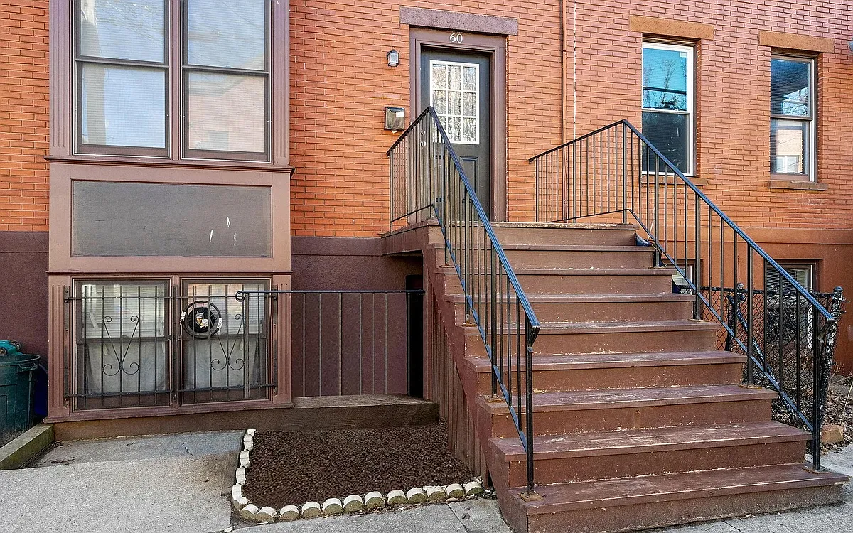 Building Photo - 60 Catherine St #2