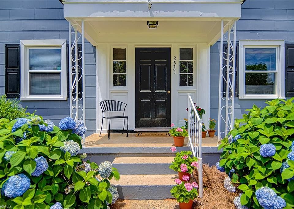 Front entry. Unit is immediately to the right once you enter to door.