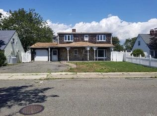 25 Sandpiper Ln, Levittown, NY 11756