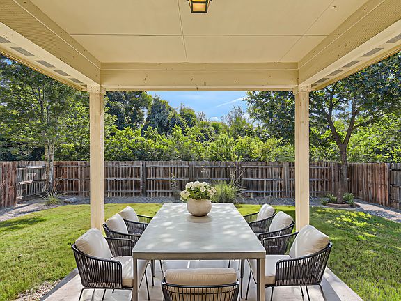 No back neighbors - Virtually staged