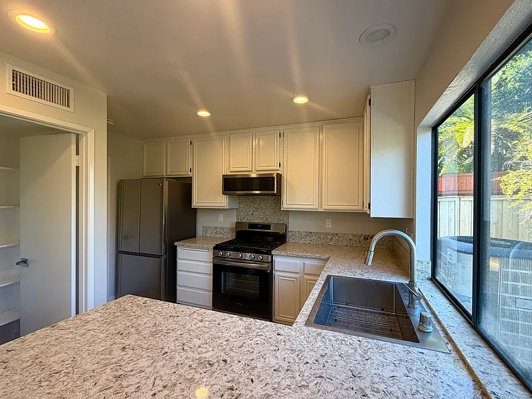 10725 Wallingford Rd — Photo 14