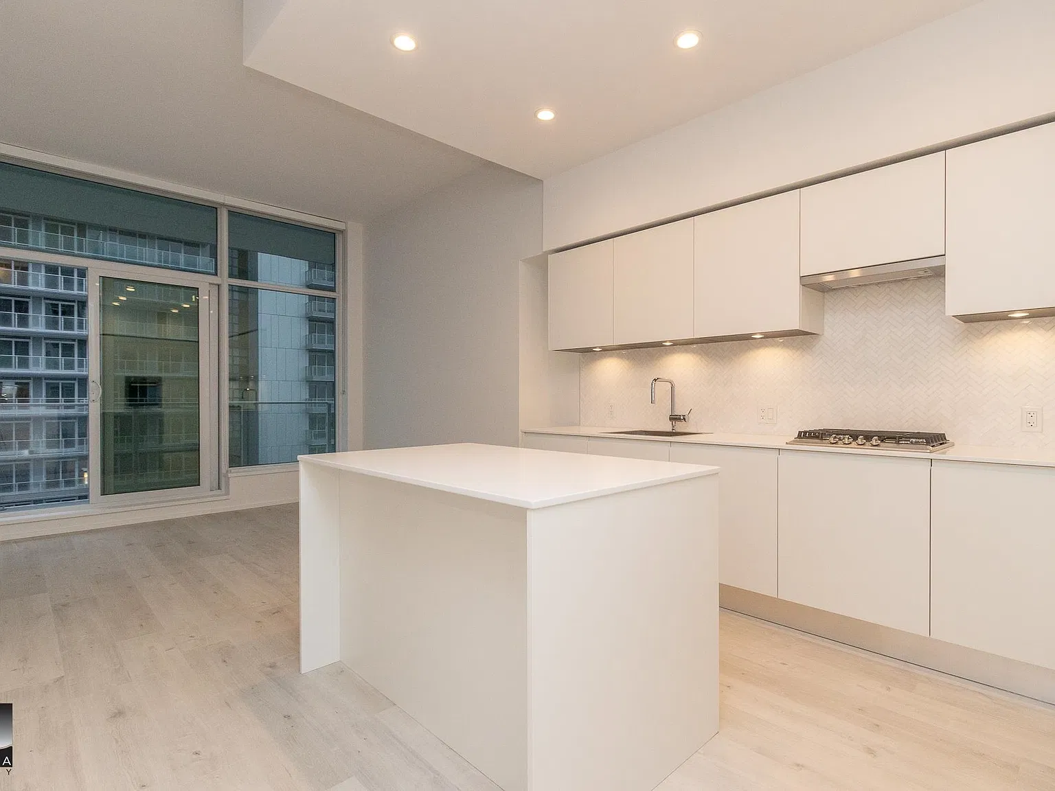 2 bed, 549 sqft, $2,950 — Photo 2