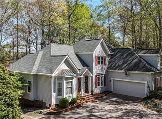 25 Riverboat Ln E, Hartfield, VA 23071