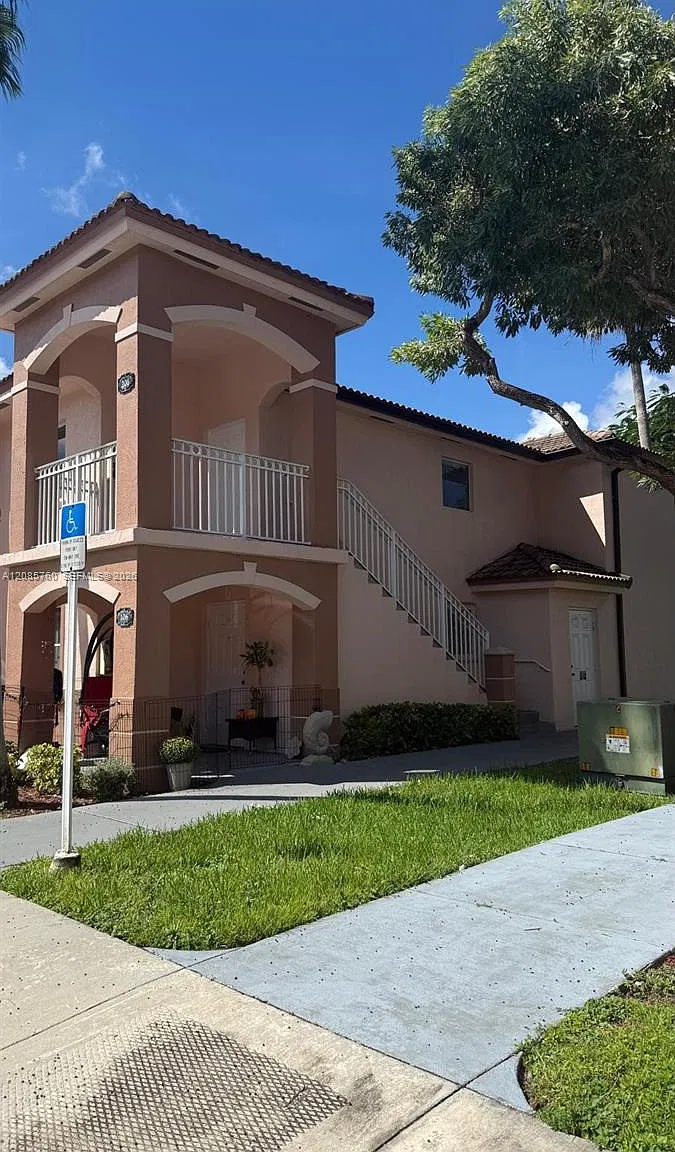 Venetia Gardens Condo — Photo 2