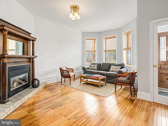 3rd image of 415 10th St NE