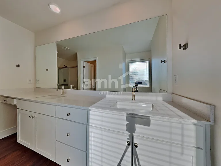 1029 N Barkvine Ave — Photo 10