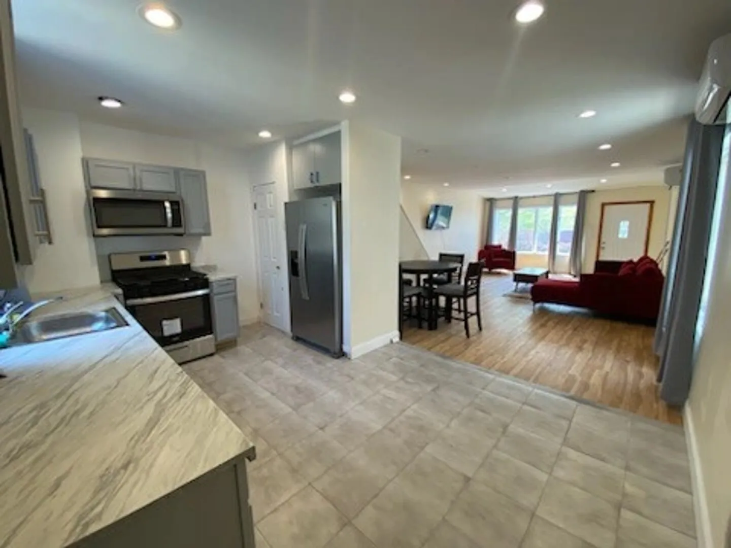 Newly Renovated Private Home. — Photo 4
