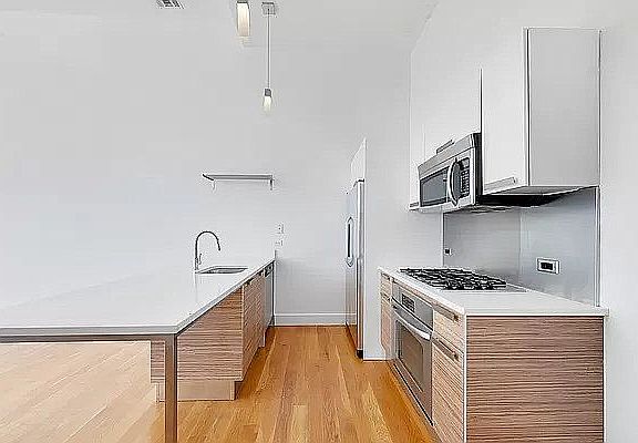 5th image of 305 McGuinness Blvd APT 5B