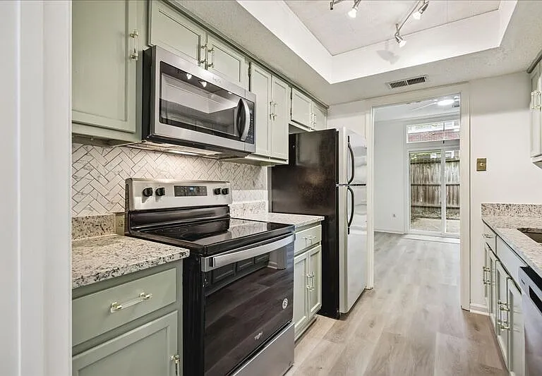 1694 Belvedere Ct — Photo 10