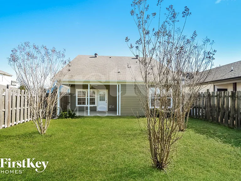 810 Hawthorn Ln — Photo 15