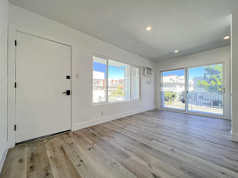 1613 Barry Ave #5 — Photo 3