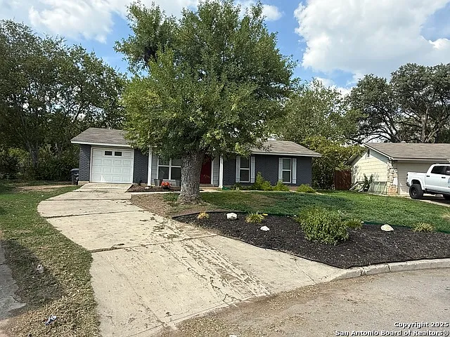 3 bed, 1.0 bath, 1036 sqft, $1,375 — Photo 3