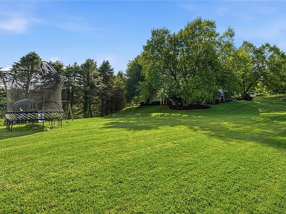 3rd image of 105 Hidden Oak Dr