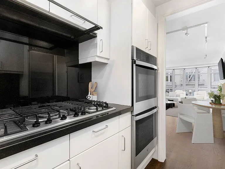 1340 Clay St #303 — Photo 4