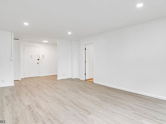 5th image of 39 E 39Th St