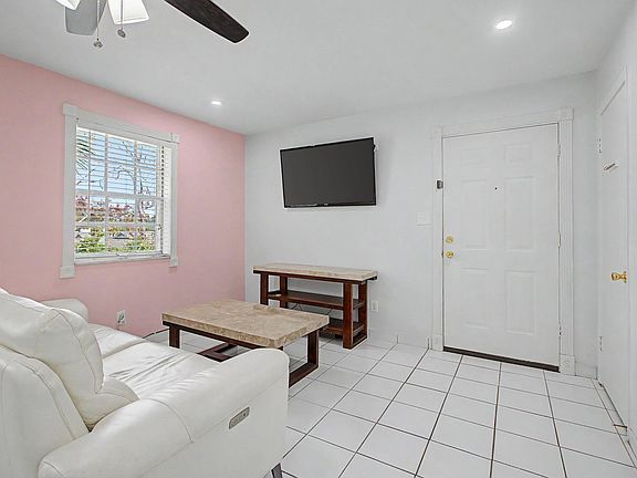 4th image of 2203 W Pensacola St APT J6