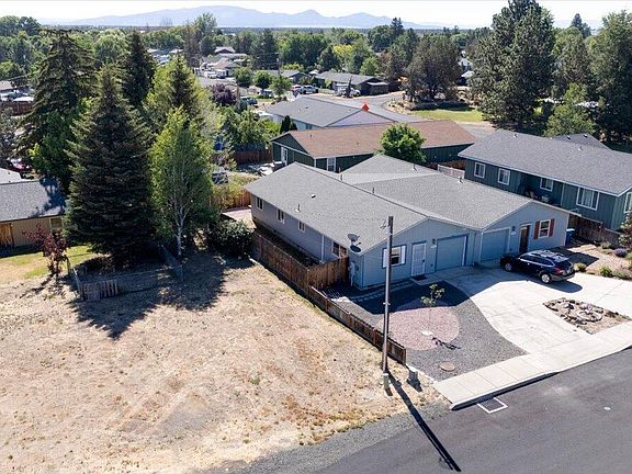 4th image of 2466 SW 26th St