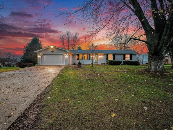 1072 E Wellington Dr, Warsaw, IN 46582