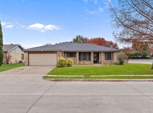 621 Royal Valley Rd, Grand Prairie, TX 75052