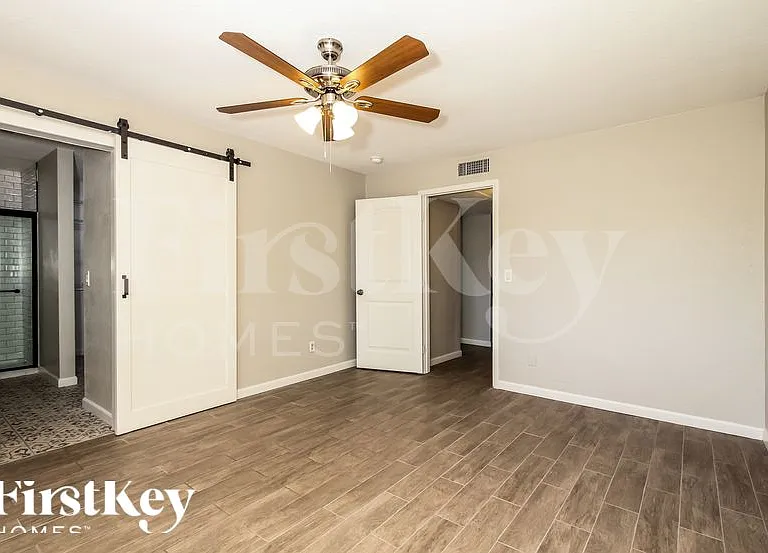 4237 W Grovers Ave — Photo 8