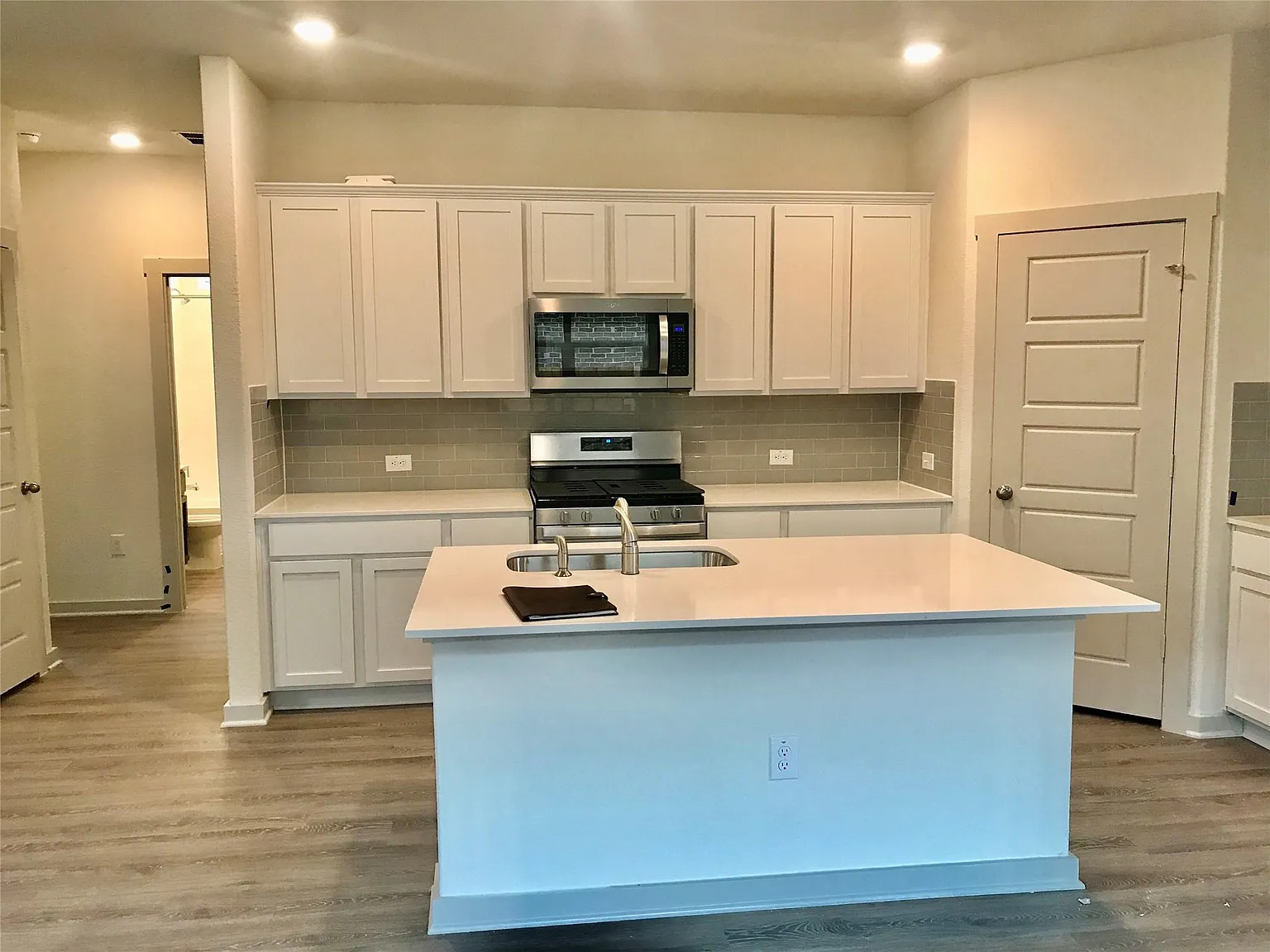 4 bed, 3.0 bath, 2384 sqft, $2,350 — Photo 2