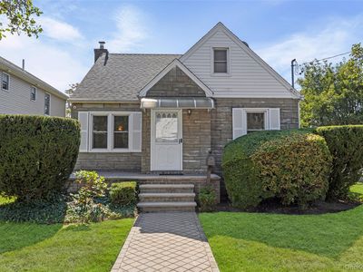 51 Stephen Avenue, New Hyde Park, NY, 11040