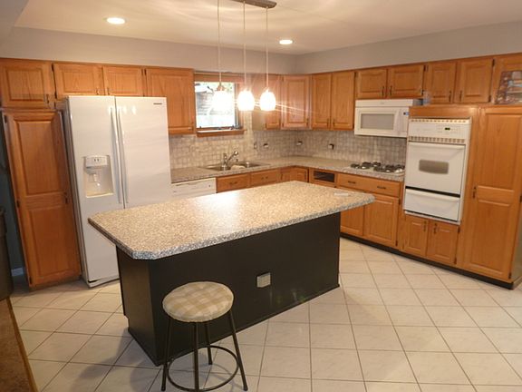 4th image of 140 S Pleasant Ave