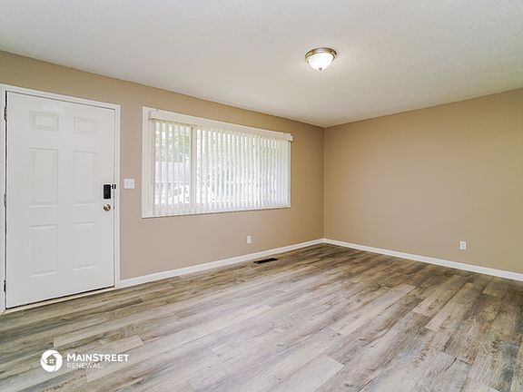 4th image of 526 Virginia Cir W