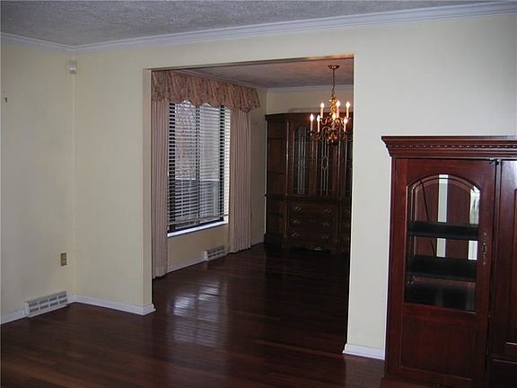 5th image of 302 Trailside Dr