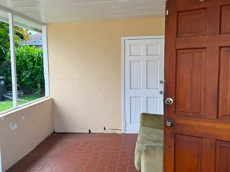 1017 W Lakewood Rd — Photo 2