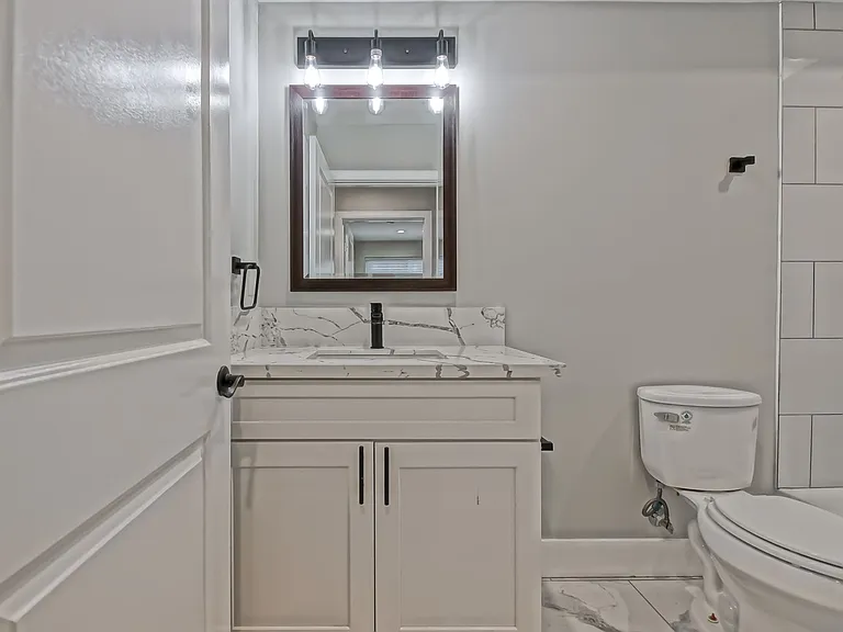 1923 Vanderbilt Ln — Photo 12
