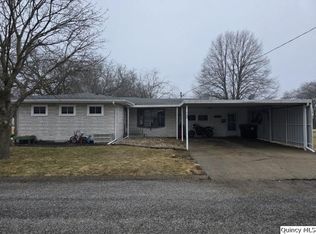 710 Country Ln, Carthage, IL 62321