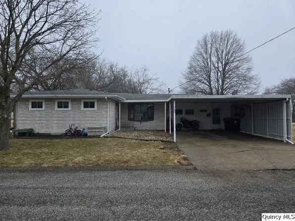 710 Country Ln, Carthage, IL 62321