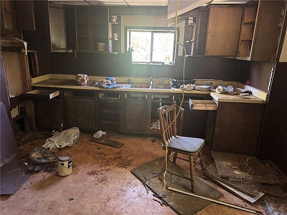 2nd image of 647 Filbert Heights Rd