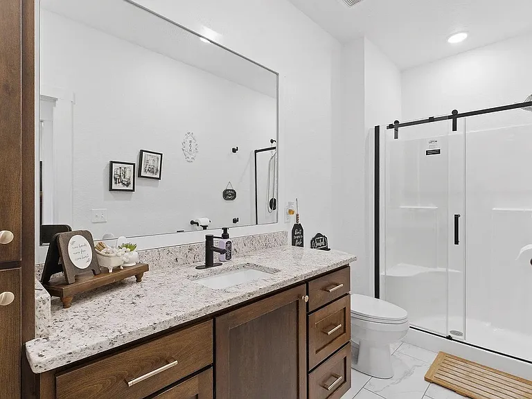 703 S Hickory Dr — Photo 35
