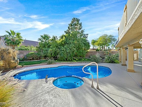 3rd image of 1045 Thornfield Ln