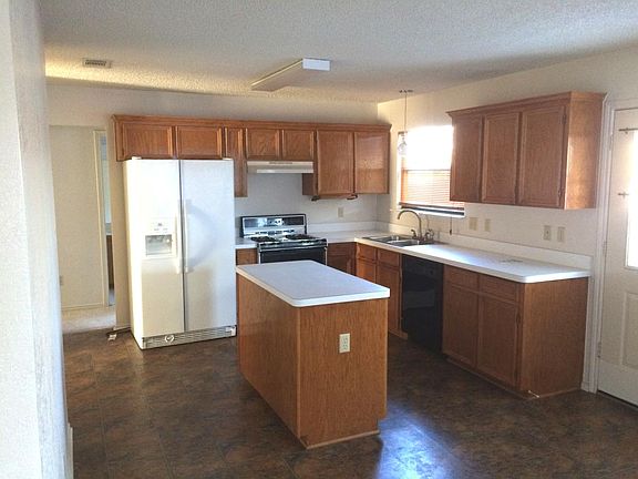 3rd image of 707 Bond St