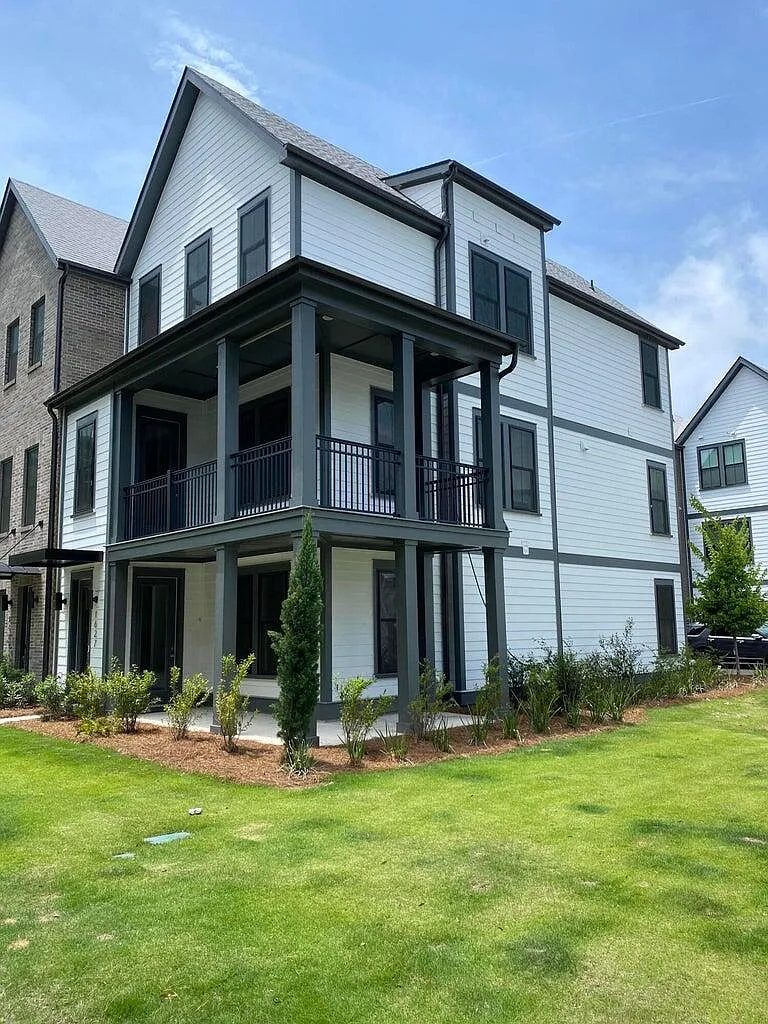 3 bed, 3.5 bath, 2333 sqft, $4,800 — Photo 1