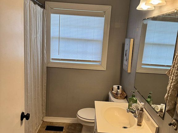 5th image of 1122 Chestnut St