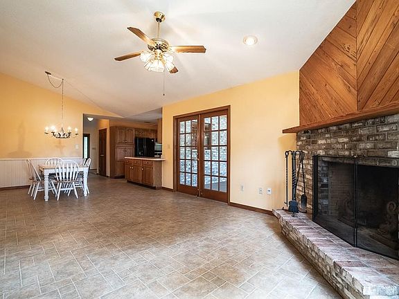 3rd image of 62 Lyon Dr