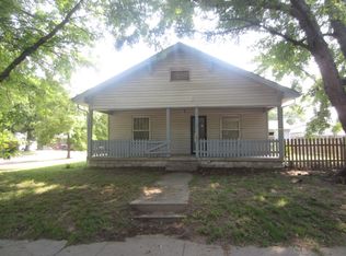 1122 N 4th St, Arkansas City, KS 67005